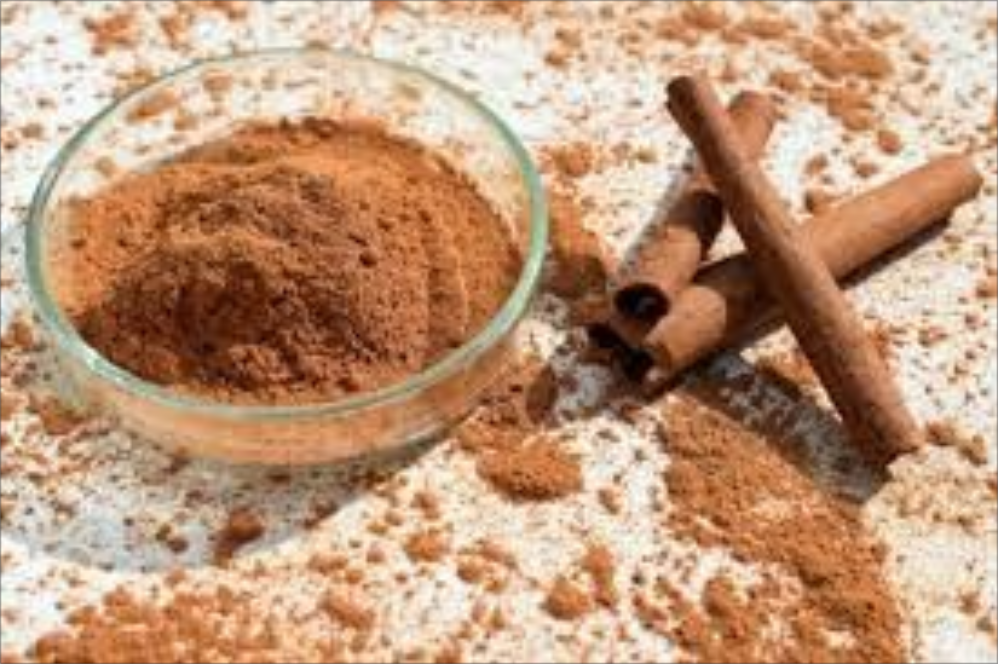 La canela, la especia de otoño y farmacia natural. Sus compuestos (cinamaldehído) ofrecen control de azúcar, son antioxidantes y neuroprotectores